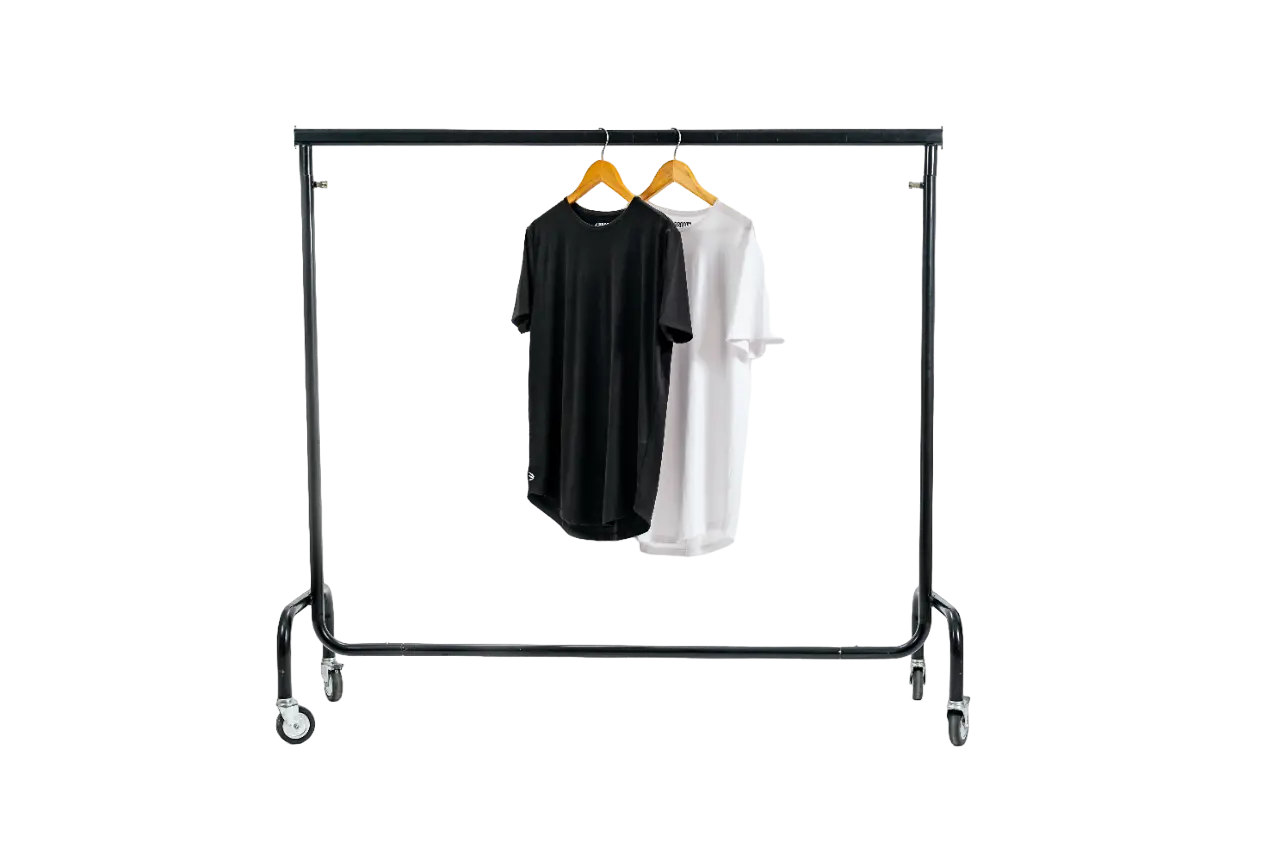 Ein schwarzes Oversize-Tshirt und ein weisse Oversize-Tshirt auf dem Kleiderbügel_Blog Sicher und sauber: Warum neue Kleidung vor dem Tragen gewaschen werden sollte